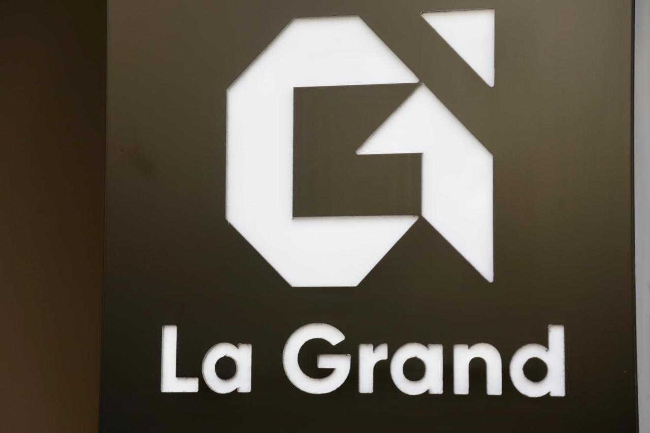 La Grand - New Bazaar Lägenhet Tirana Exteriör bild